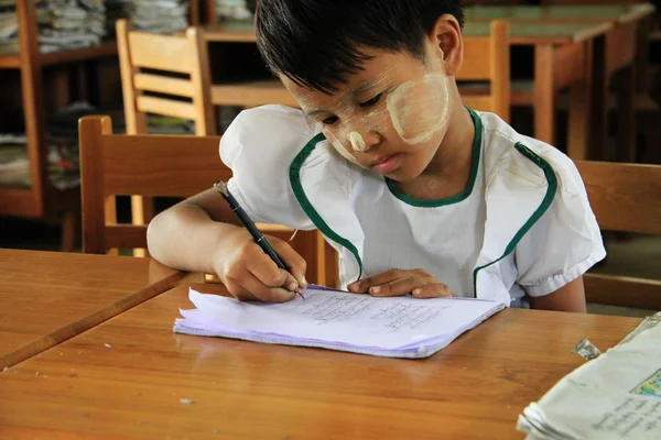 Jong meisje student op school, portret, myanmar — Stockfoto