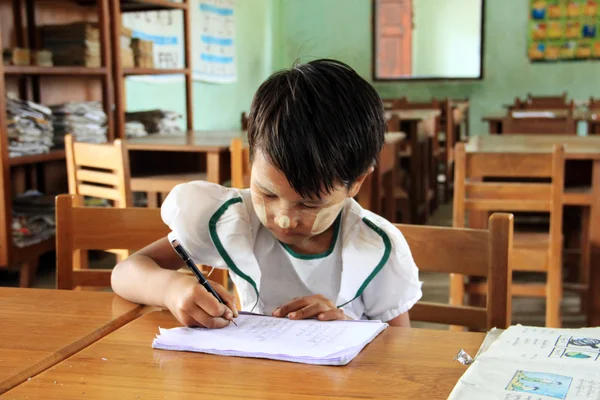 Porträtt av en ung student i myanmar — Stockfoto