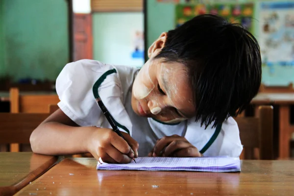 Ung flicka elev vid skolan, porträtt, myanmar — Stockfoto
