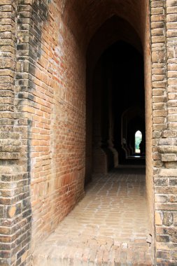 kırmızı tuğla koridor, tapınakta bagan, myanmar
