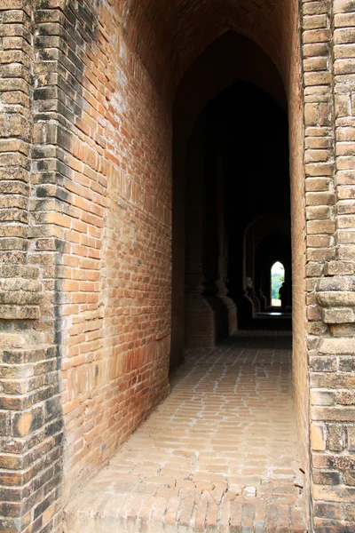 Κόκκινα τούβλα διάδρομο, ναός στην Μπαγκάν, Μιανμάρ — Φωτογραφία Αρχείου