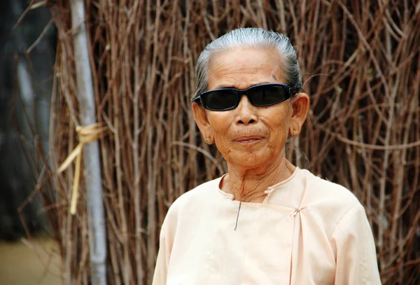 Stará barmské žena nosí odstíny — Stock fotografie