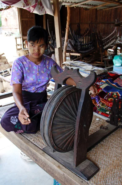 Jovem mianmar menina trabalhando na roda de fiação — Fotografia de Stock