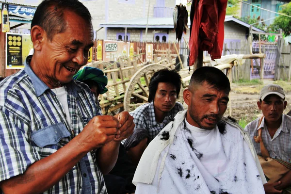 Smiling myanmar barber at work — Stock Photo, Image