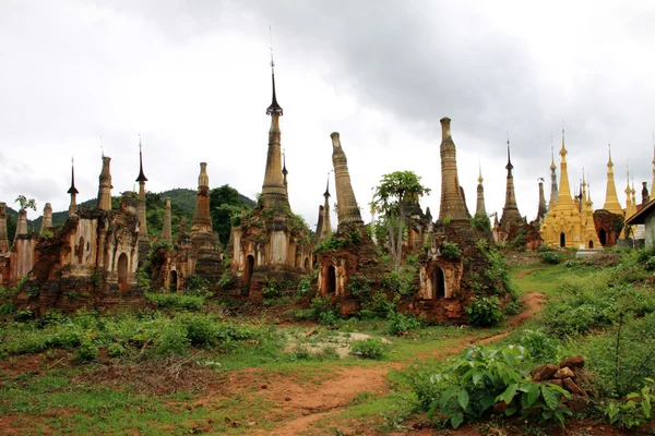 Rovine di antichi stupa e templi in Myanmar — Foto Stock