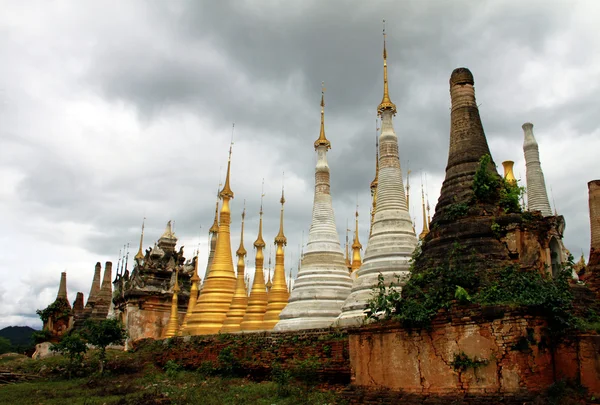 Ruiny starověkého stúp a chrámy v inthein, v Barmě — Stock fotografie