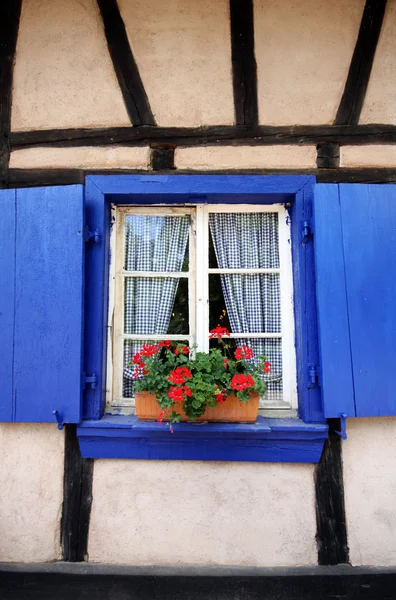 Ülkenin eski stil kulübede mavi pencere — Stok fotoğraf