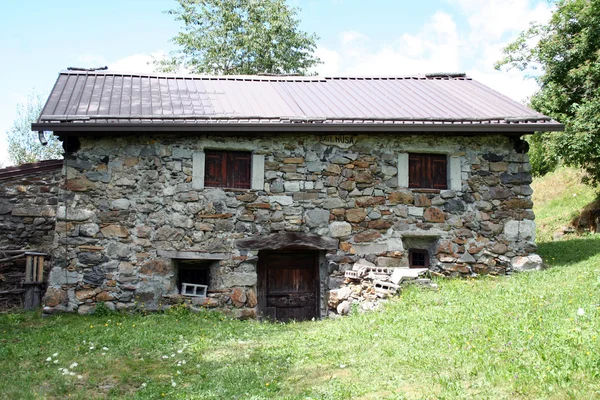 Velha casa de montanha pequena em pedra — Fotografia de Stock