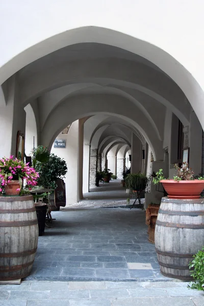 Colonnato vuoto in un piccolo villaggio italiano — Foto Stock