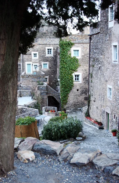 Kis falu bejáratánál, Olaszország — Stock Fotó