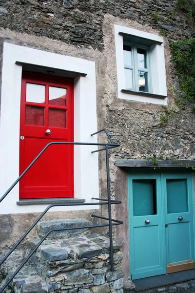 İtalya küçük bir kasabada küçük bir evde küçük giriş — Stok fotoğraf