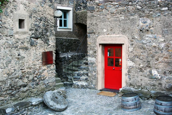 Malé kamenné vesnice s barevnými dveřmi, Itálie — Stock fotografie