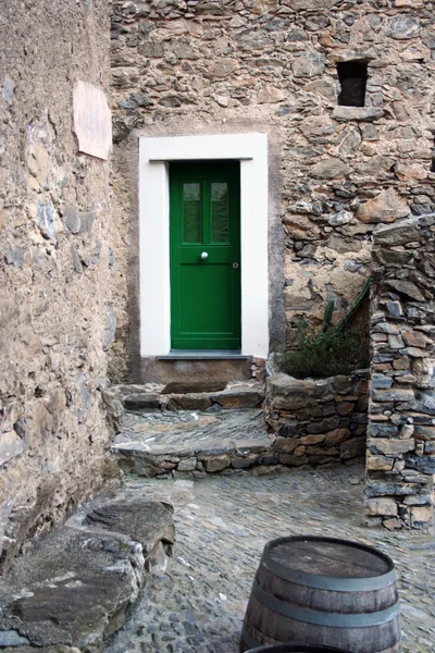 Zelené dveře v kamenné vesnice — Stock fotografie