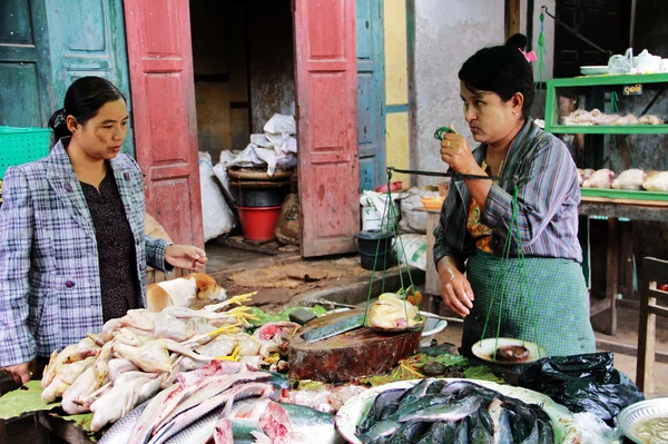Myanmar mujer pesando carne para vender —  Fotos de Stock