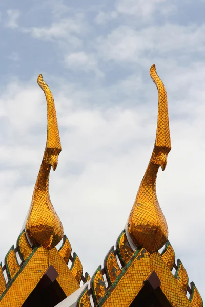 Spiror på tak, royal palace i bangkok — Stockfoto