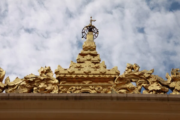 Techo dorado de la pagoda Mahamuni en Mandalay, Myanmar — Foto de Stock