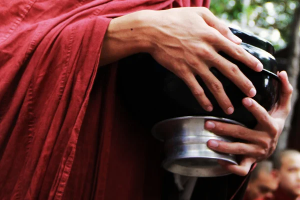 Hands carrying bowl — Stock Photo, Image