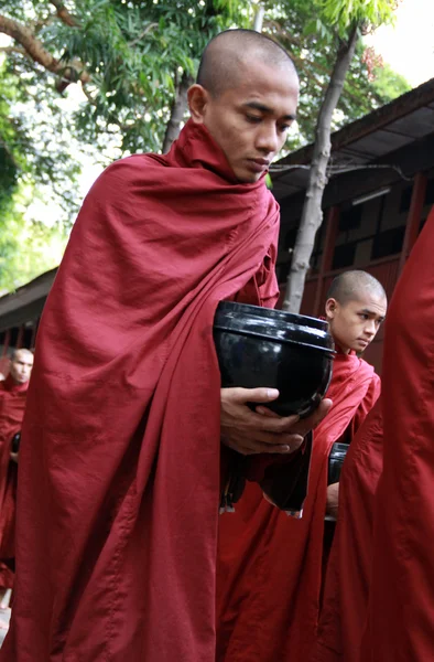 Myanmar munk bär måltids skål — Stockfoto