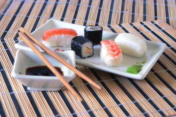 Sushi plaat op bamboe tafellaken — Stockfoto