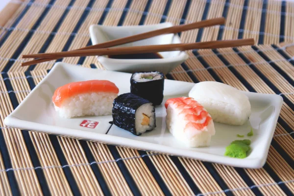 Sushi plaat op bamboe tafellaken — Stockfoto