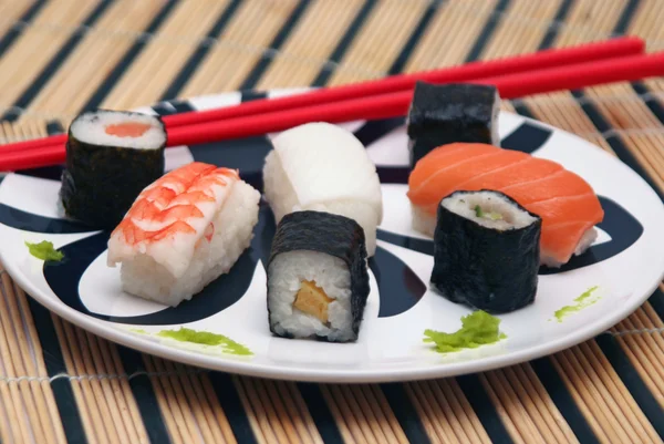 Assiette sushi sur nappe en bambou — Photo