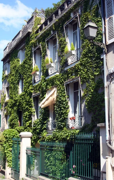 Dom w bluszczu w mont martre, Paryż — Zdjęcie stockowe