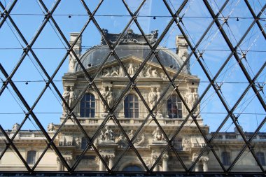 louvre piramit içinde