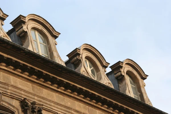 Detalle de las ventanas superiores parisinas clásicas — Foto de Stock