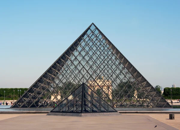 Louvren pyramid — Stockfoto