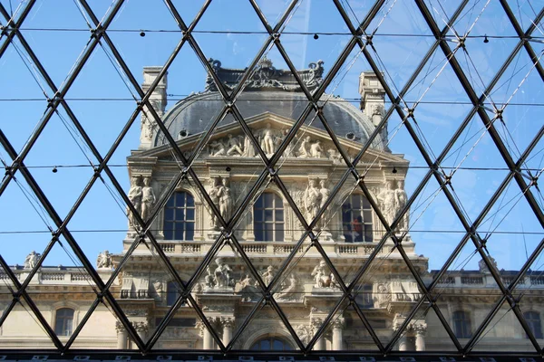 Inne i Louvren pyramid — Stockfoto