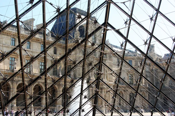 Dentro de la pirámide del Louvre —  Fotos de Stock
