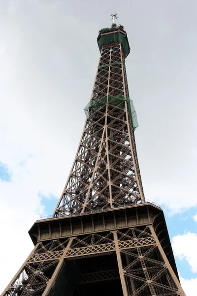 Sous la Tour Eiffel à Paris avec des nuages orageux — Photo