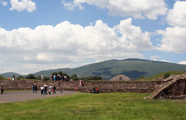 Meksika, teotihuacan antik kenti ve bulutlar — Stok fotoğraf