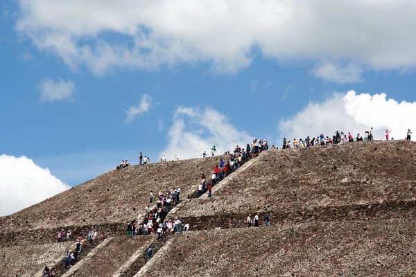 Piramidin tepesindeki — Stok fotoğraf