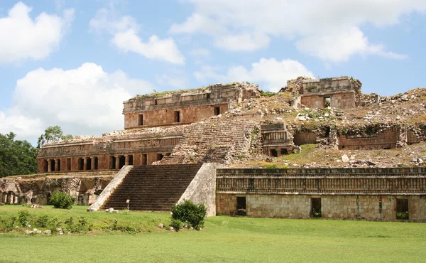 Ruinas de un palacio real en yucatán, México — Foto de Stock