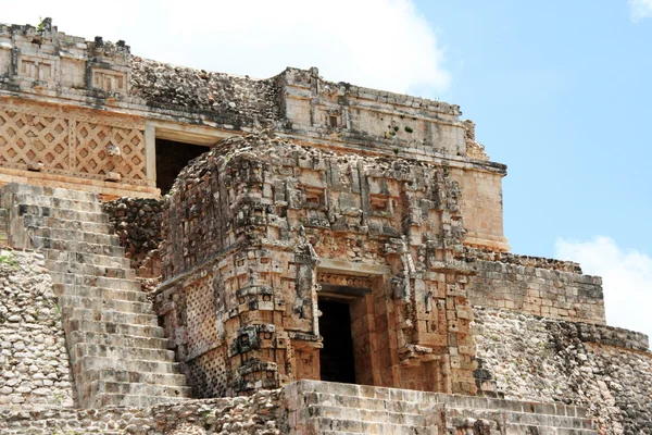 Entrada para a sala sagrada da pirâmide Uxmal, México — Fotografia de Stock