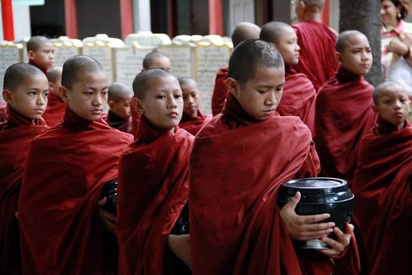 Myanmar nybörjare munkar i linje — Stockfoto