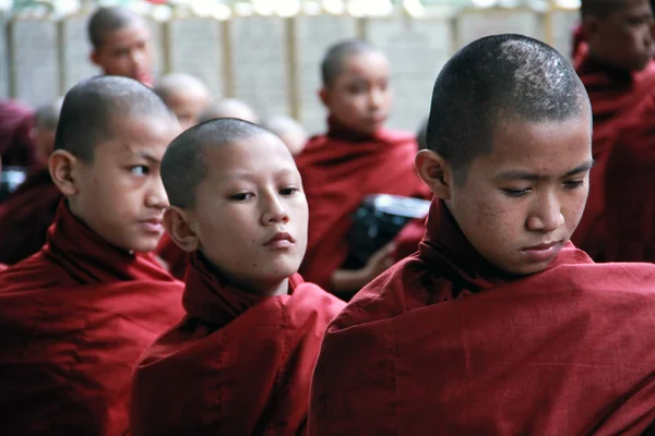 Začínající mniši čekání v řadě, myanmar — Stock fotografie
