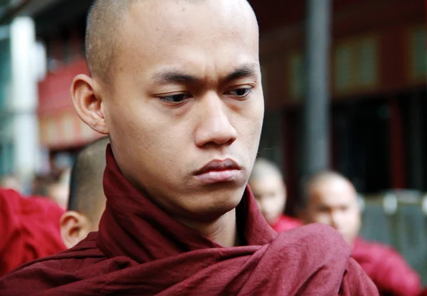 Ernstige Myanmar monk's portret — Stockfoto
