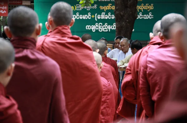 Reihe von Mönchen, Myanmar — Stockfoto