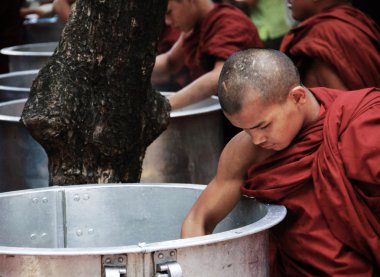 büyük bir tava, myanmar pirinç alarak keşiş