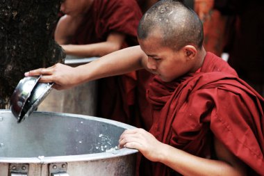 büyük bir tava, myanmar pirinç alarak keşiş