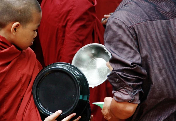 Donación de arroz, comida diaria para los monjes de myanmar — Stockfoto