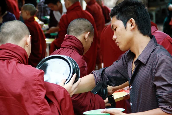 Dagelijkse lunch ritueel in amarapura klooster, myanmar — Stockfoto