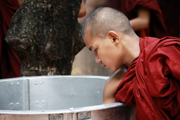 Munk med ris från en stor stekpanna, myanmar — Stockfoto