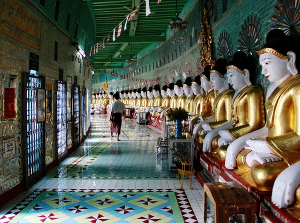 很快 u ponya shin 帕亚寺，实皆山，缅甸 — 图库照片