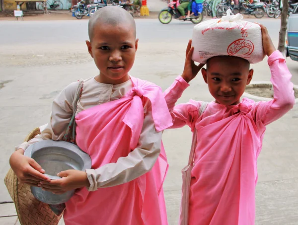 Twee beginnende nonnen in mandalay, myanmar — Stockfoto
