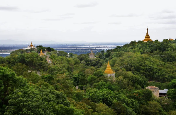 Paisaje de Myanmar con pagodas doradas —  Fotos de Stock