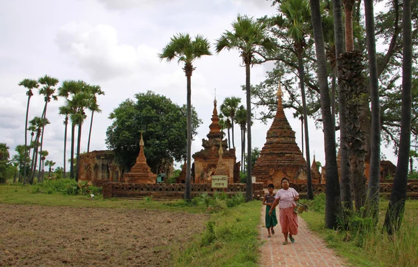 Ruiny świątyni i stupa w inwa, mandalay — Zdjęcie stockowe