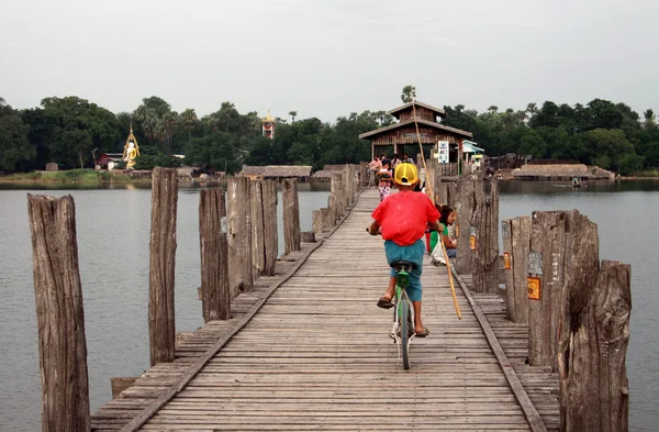Παιδί ποδήλατο ιππασία σε u bein γέφυρα στο mandalay — Φωτογραφία Αρχείου